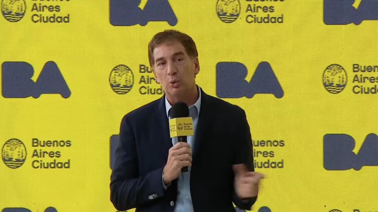 Santilli también advirtió que habrá más restricciones si los casos suben