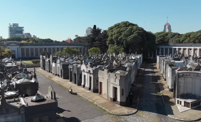 Trabajadores de cementerios amenazan con no enterrar muertos por Covid sino los vacunan