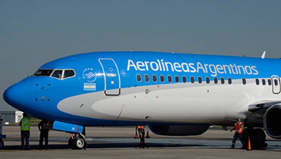 El Gobierno eliminó la obligación de contratar Aerolíneas para vuelos oficiales