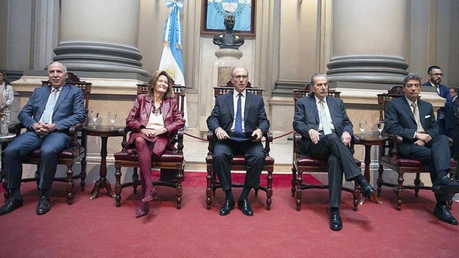 Según Mena, "la Corte se metió a embarrar la cancha con vidas en el medio"