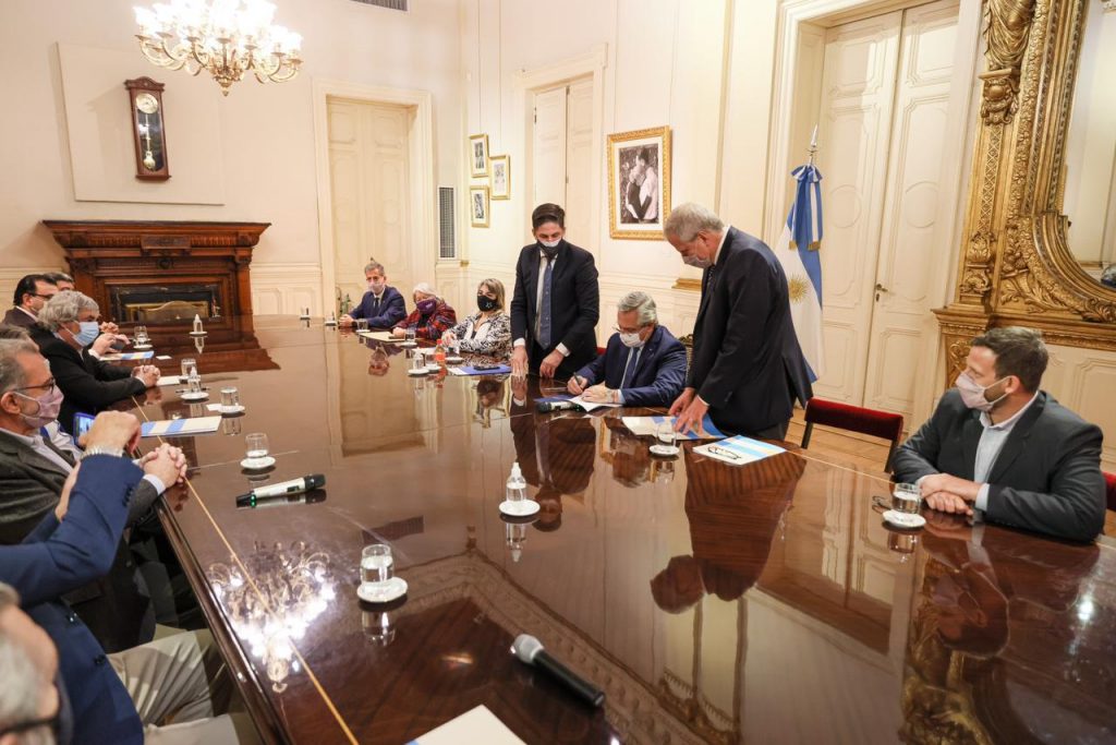 Gobierno acordó un 35% de aumento con gremios docentes universitarios