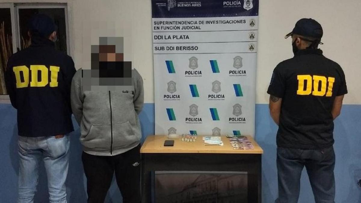 Detuvieron en Berisso a un hombre que vendía vacunas de Sinopharm