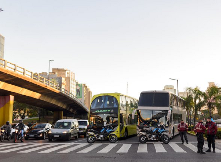Choferes de micros llevan más de 50 horas reclamando en la 9 de Julio