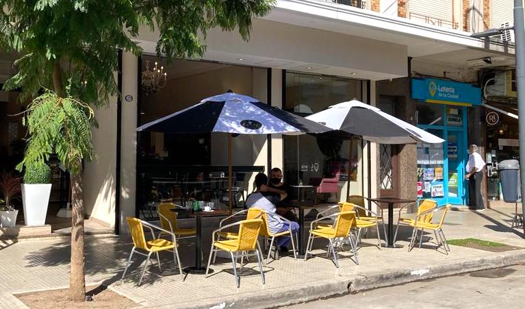 Gastronomía: la Ciudad incrementó un 54% la oferta de mesas en veredas   