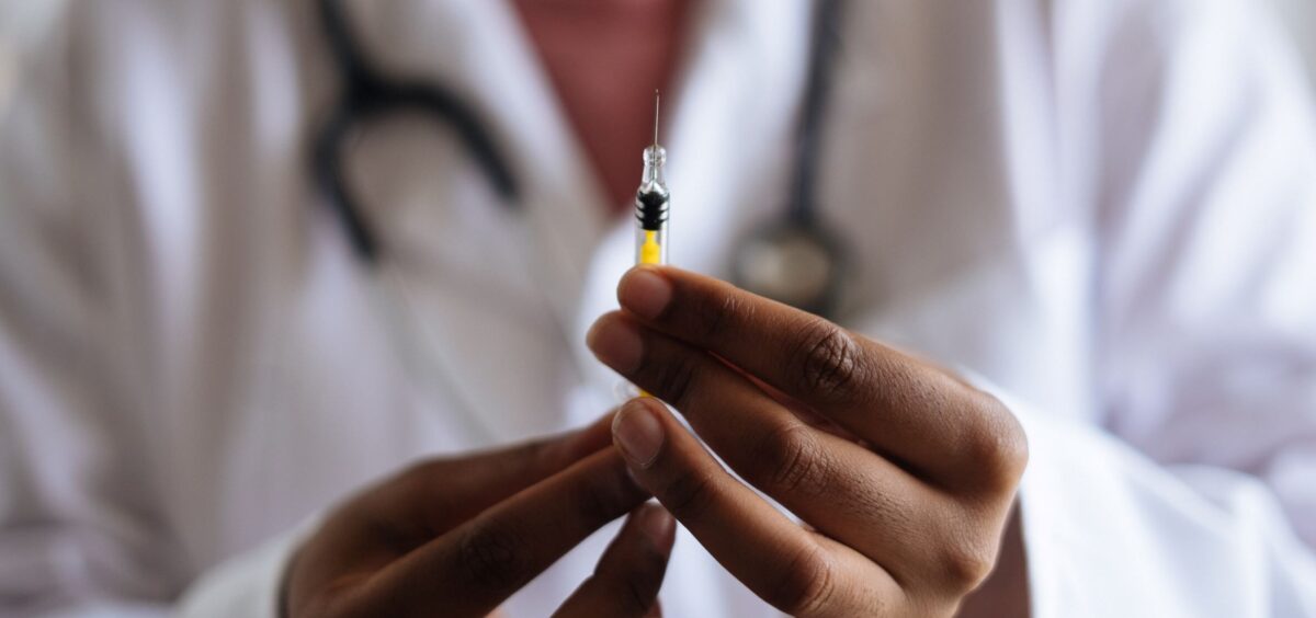 Un estudio británico asegura que retrasar la segunda dosis aumenta la inmunización