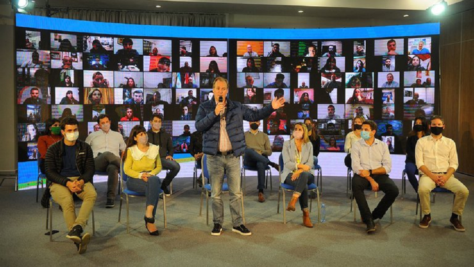 Hackearon un Zoom de Bordet y apareció gente teniendo sexo