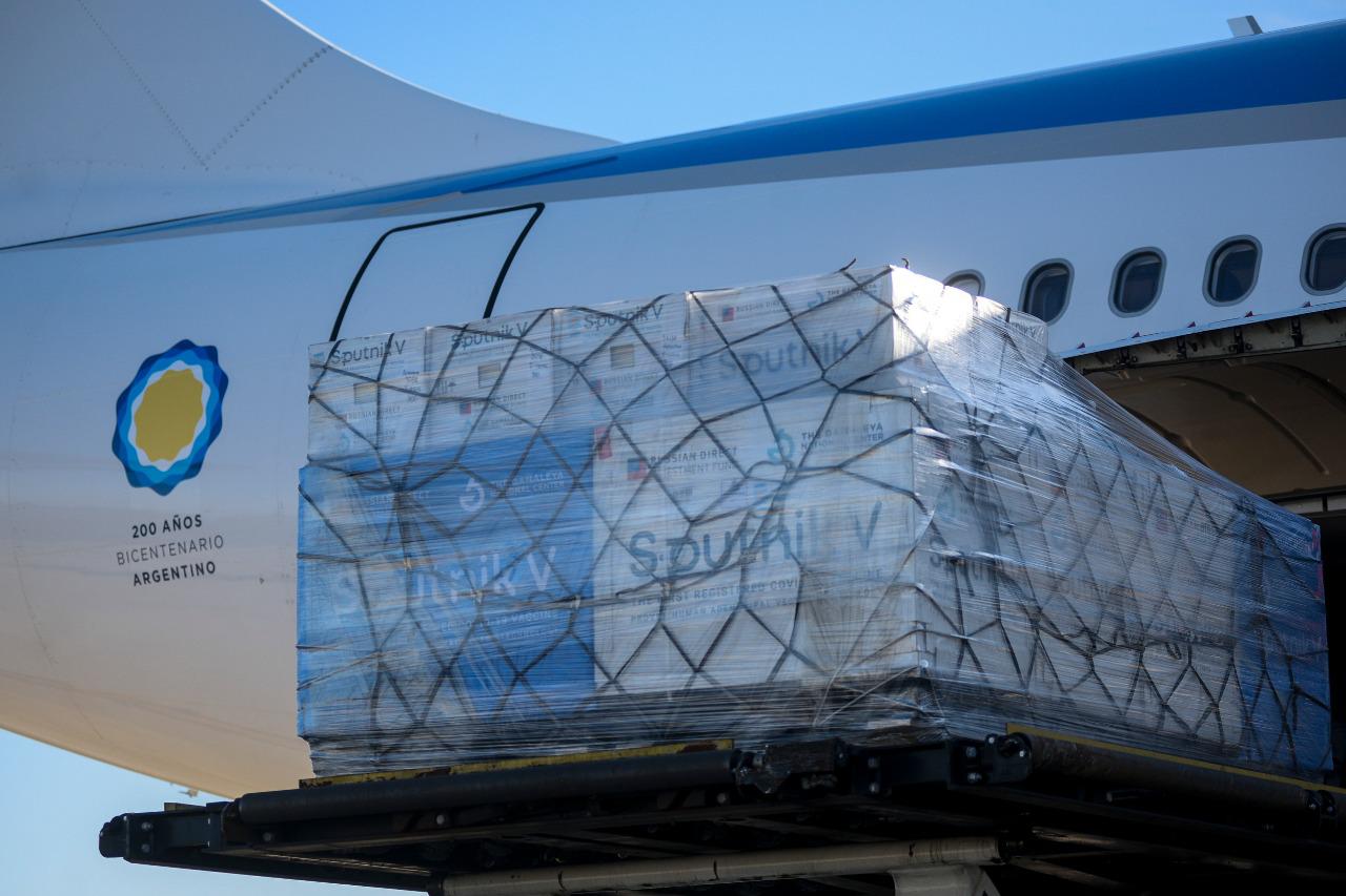 Llegan más de 800 mil dosis de la Sputnik: Argentina llega a casi 18 millones de dosis