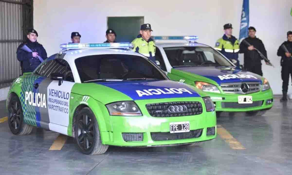 Ordenan devolver a narcos sus autos de lujo usados como patrulleros