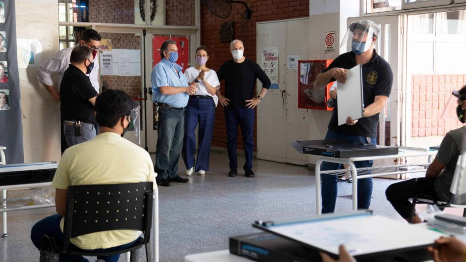 Acuña aseguró que evalúan el regreso a las aulas de alumnos del secundario