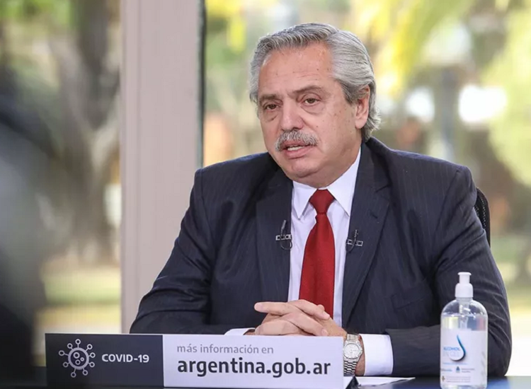 Restricciones: el Gobierno evalúa la Ley Covid o extender el DNU