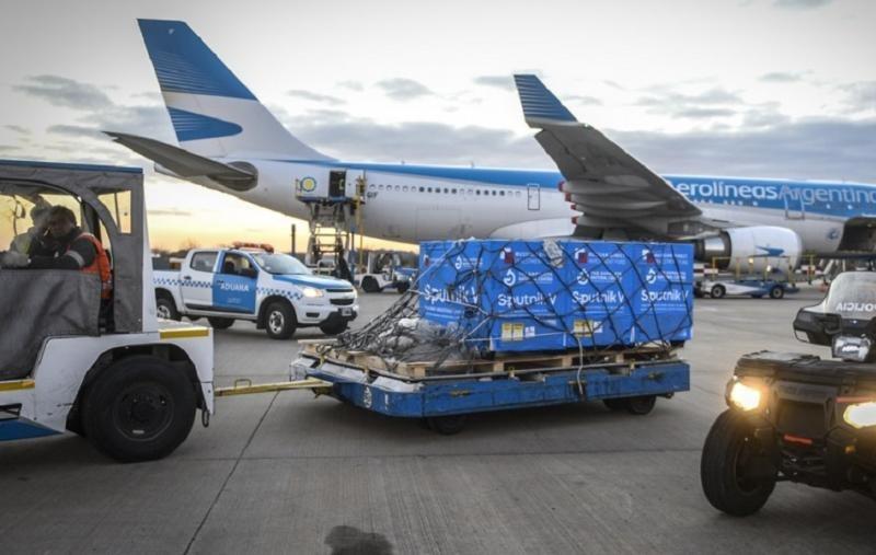 Llegó al país el reactivo para la fabricación local de vacunas Sputnik