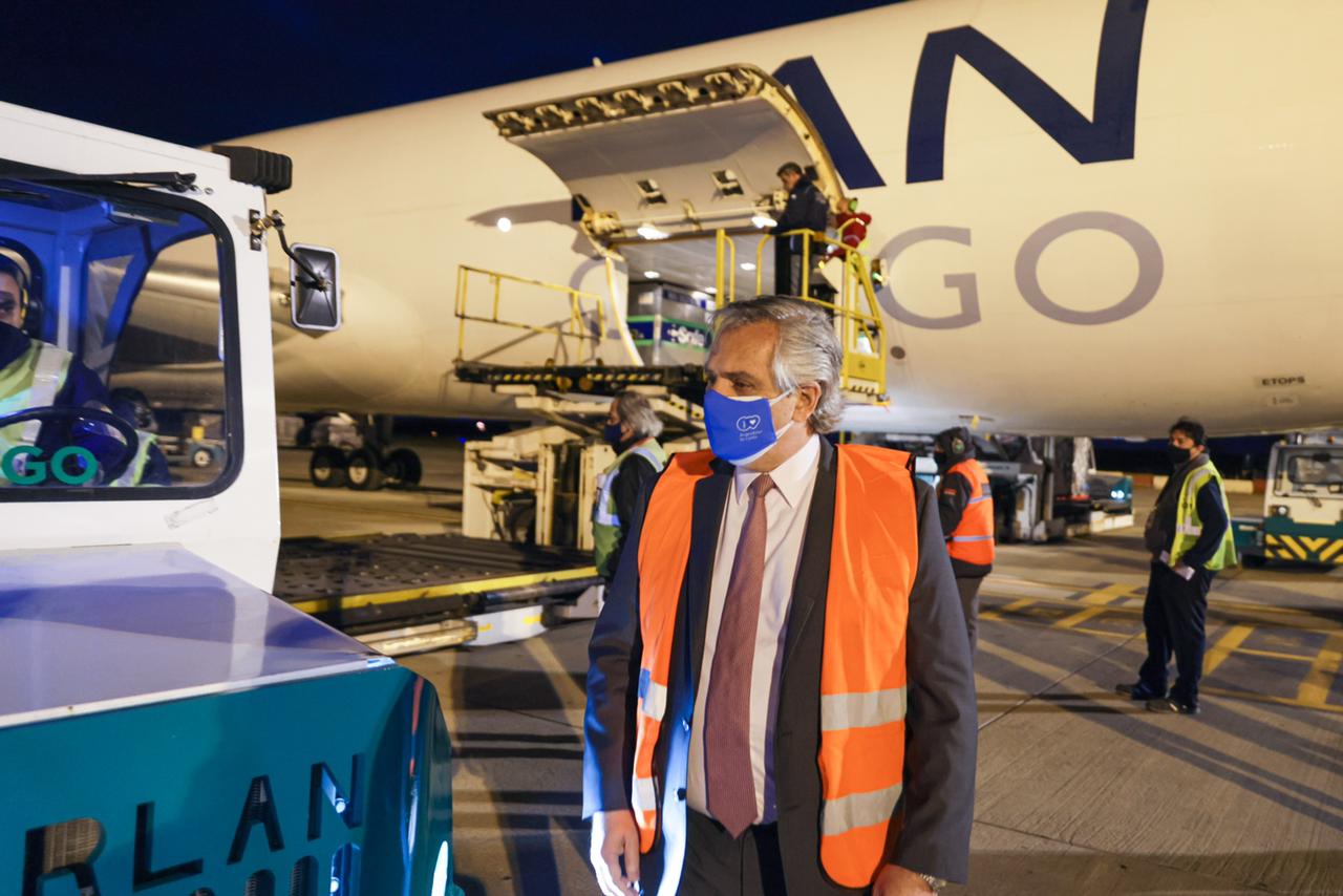 El Presidente recibió en Ezeiza la llegada de 934.200 vacunas 