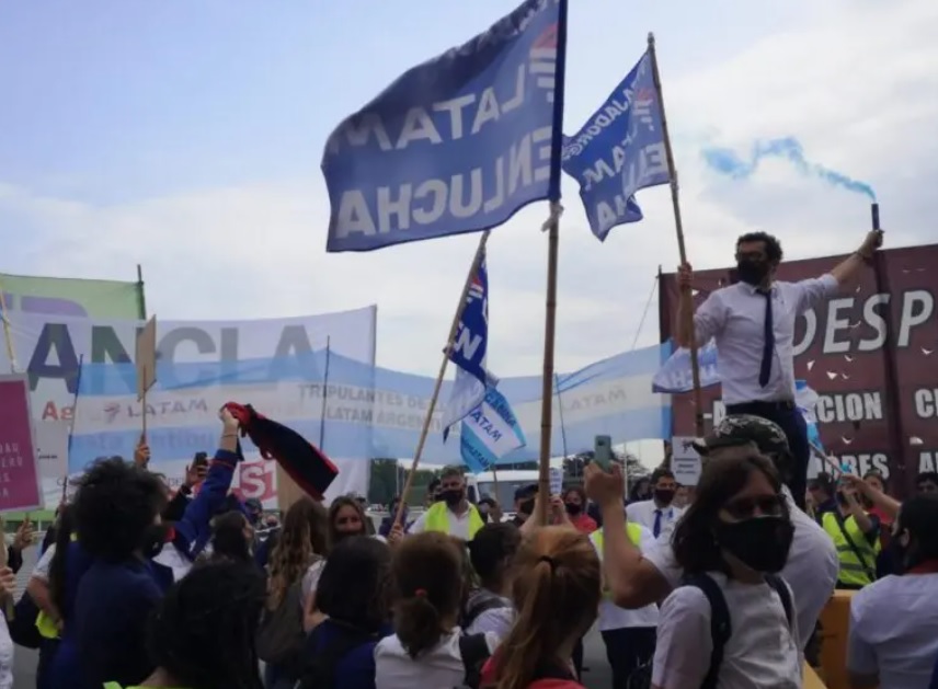 Caos en Aeroparque entre extrabajadores de LAN y la Policía Aeroportuaria