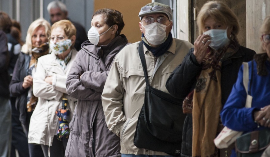 El Gobierno evalúa un bono extraordinario para jubilados