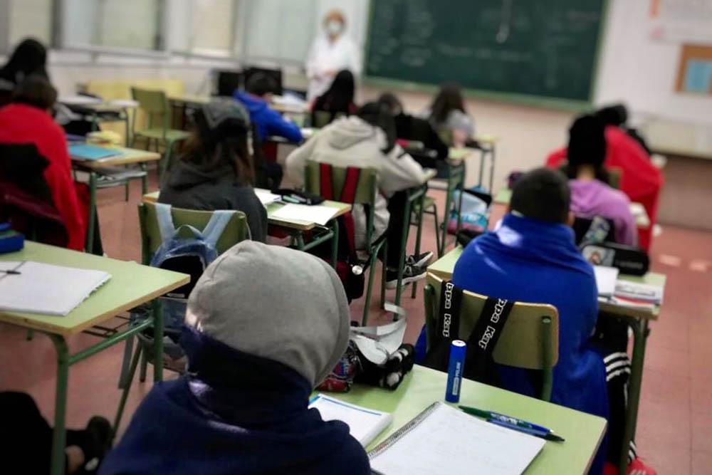 La grieta educativa del frío: Provincia cierra y Ciudad pide llevar mantas