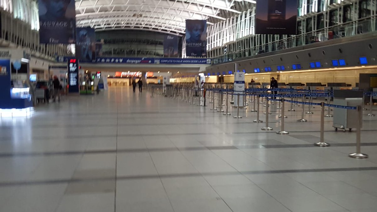 Restricciones: varias aerolíneas suspenden sus operaciones en la Argentina