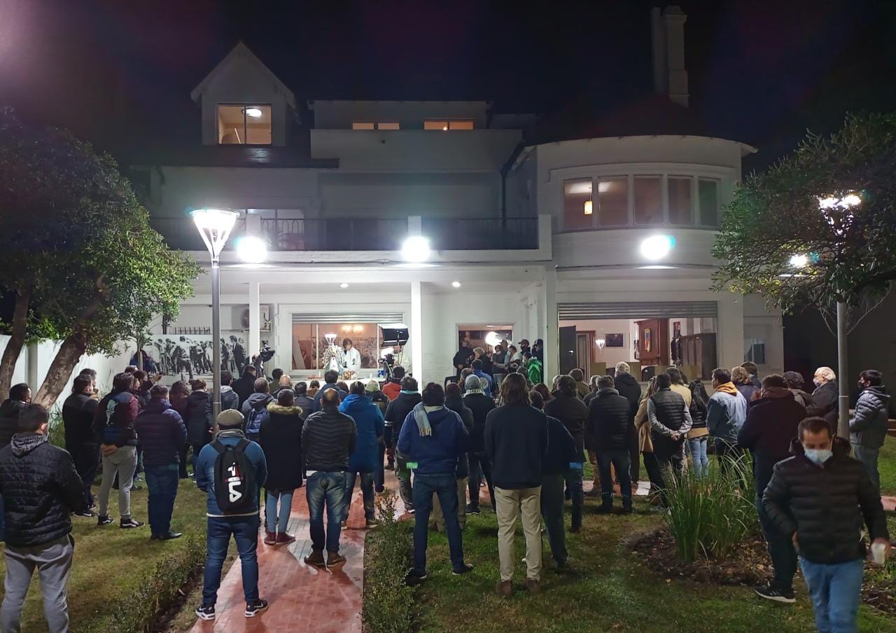 Beliz, Katopodis y Cafiero en una misa en la casa de Perón