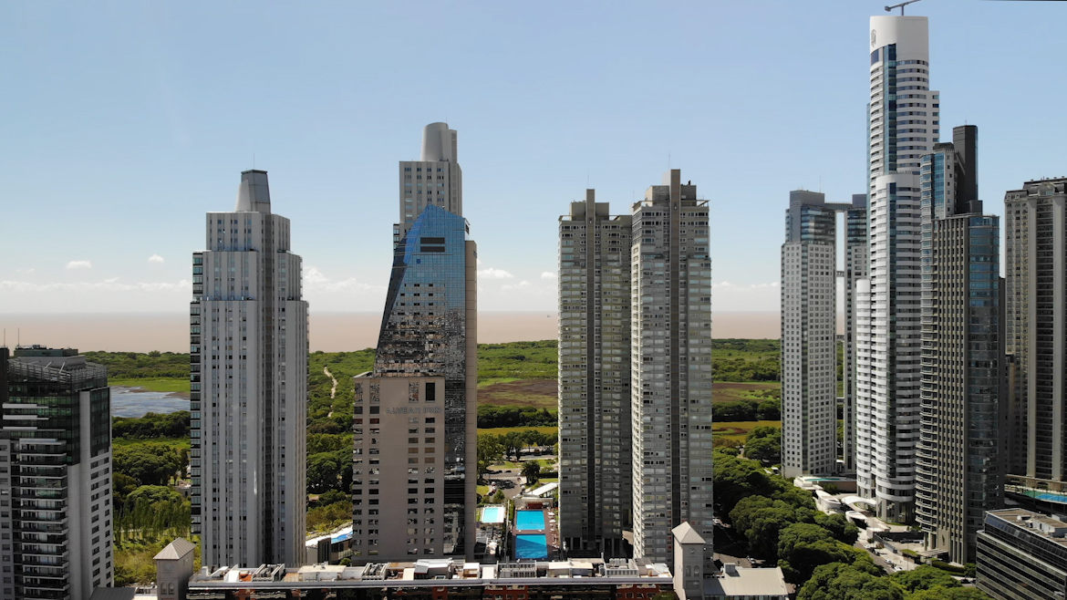 Lujosos edificios de Puerto Madero se colgaban de la luz