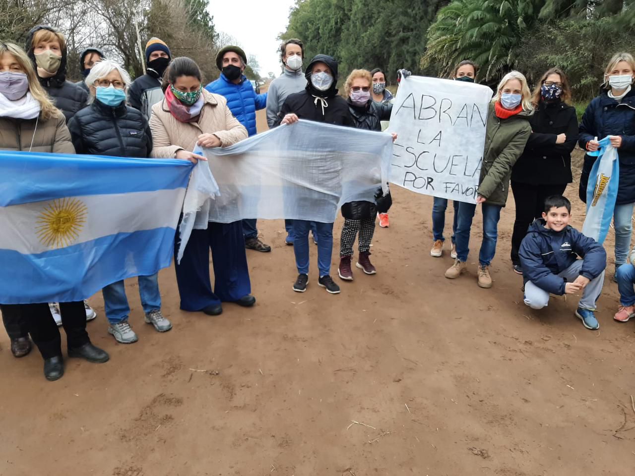 Kicillof visitó Lincoln y fue recibido con protestas