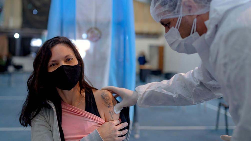 Covid: más del 50% de la población está vacunada con una dosis