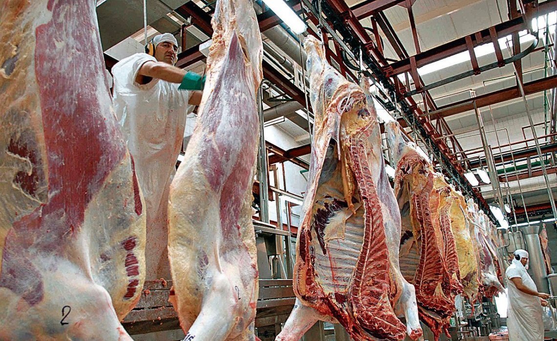 Cayó la exportación de carne argentina y Uruguay aprovechó para crecer