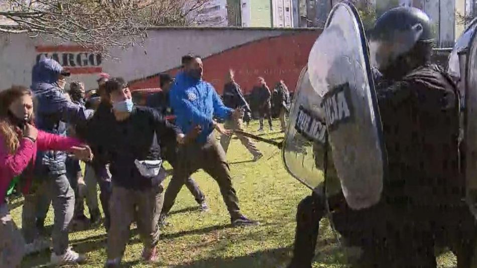 Caos en la autopista Dellepiane: protesta en el Ministerio de Hábitat porteño