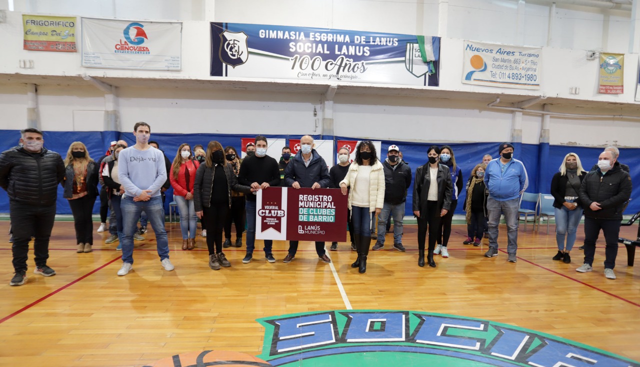 Grindetti entregó subsidios de hasta 150 mil pesos a clubes de Lanús