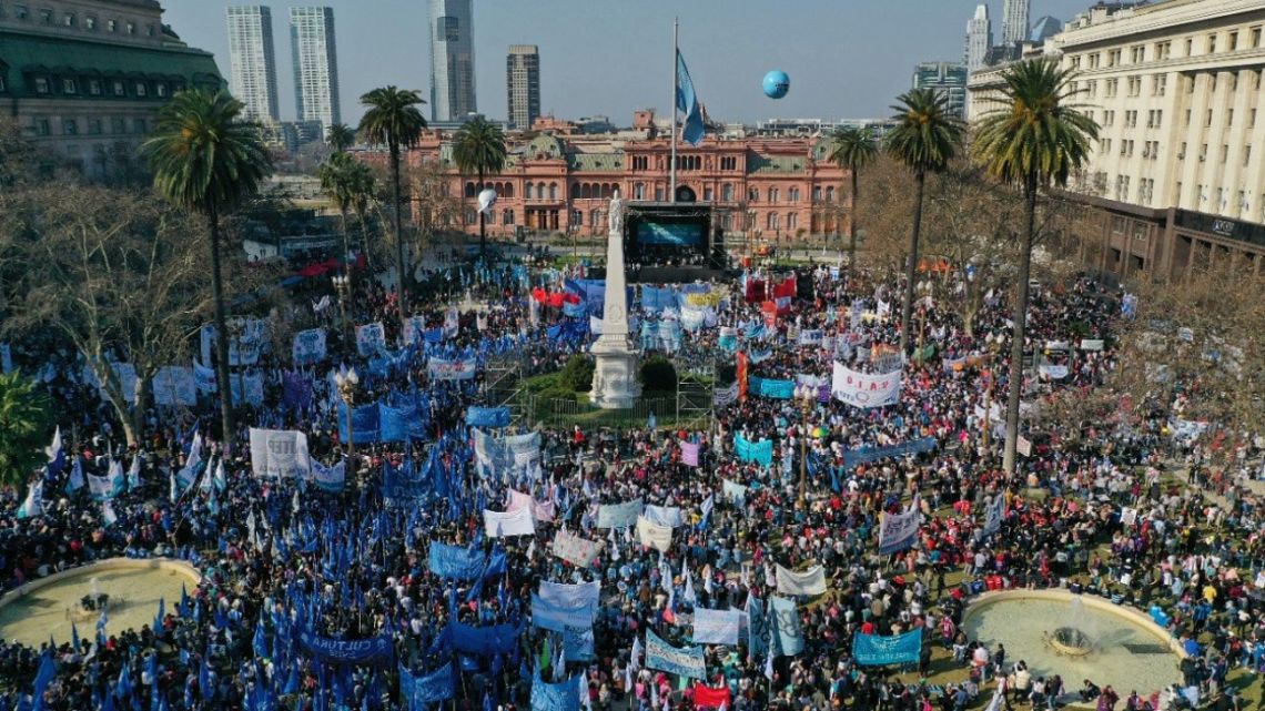 En un acto masivo, los movimientos sociales afines al Gobierno, hicieron oír sus reclamos