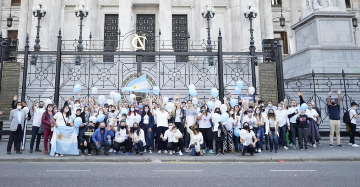 Evángelicos y católicos abrazaron el Congreso orando por "más valores"