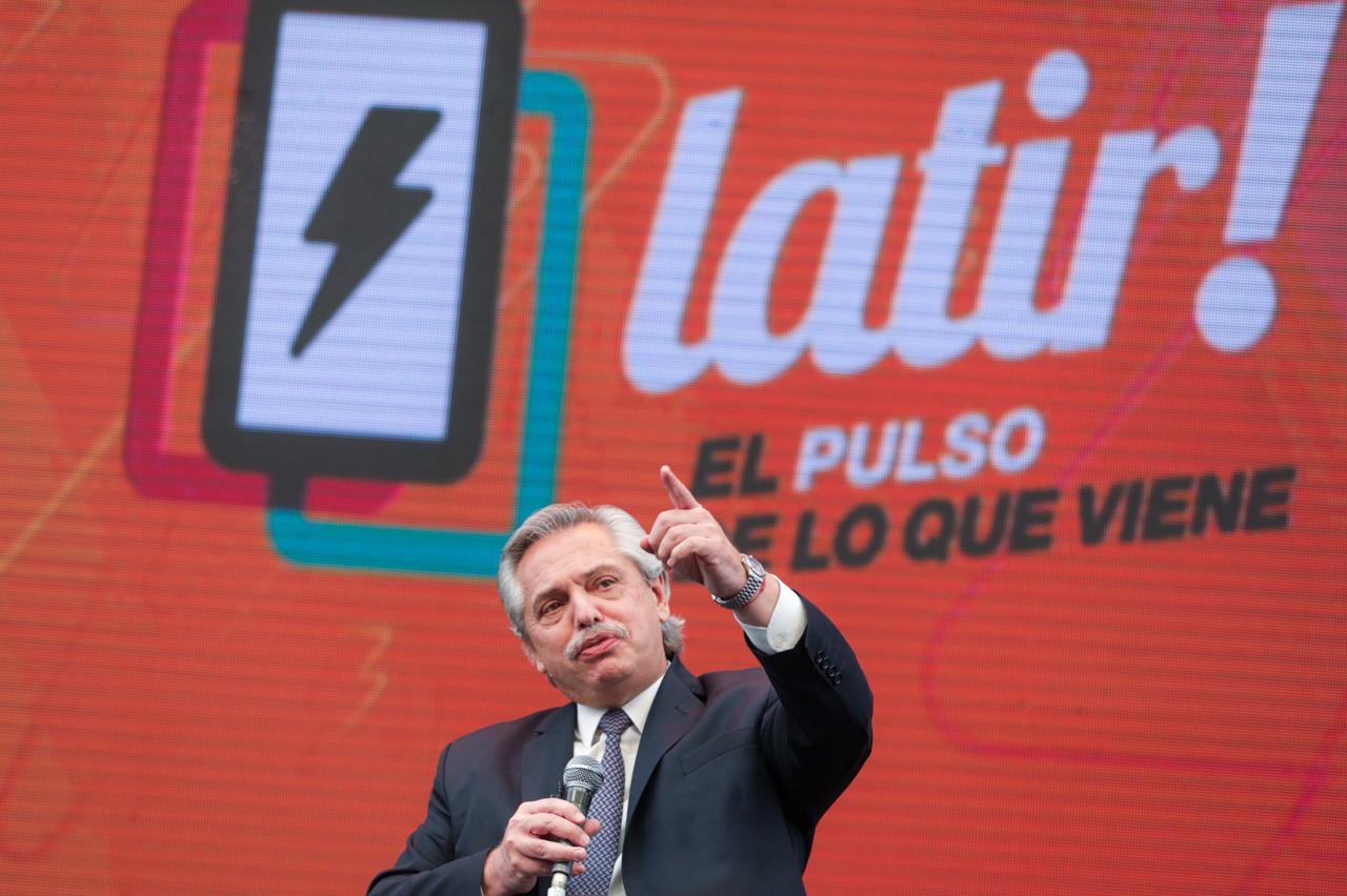 "Vamos a hacer de internet un servicio público y que se enojen los que se tengan que enojar”