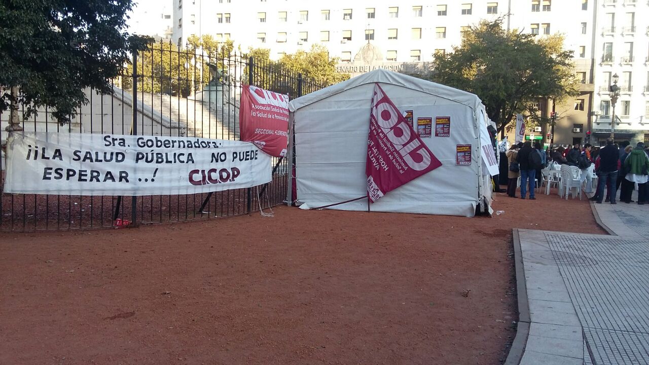 Los profesionales de la salud instalaron una carpa sanitaria en el Congreso