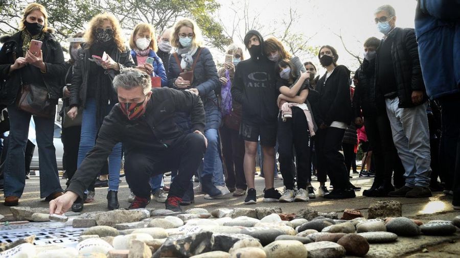 Marcha de las piedras por los muertos de Covid, en Plaza de Mayo y Olivos