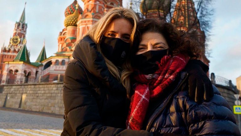 Vizzotti y Cecilia Nicolini viajaron a Rusia en búsqueda de la segunda dosis