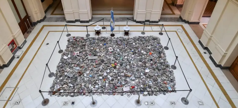 Denuncian al Gobierno y piden que devuelvan "las piedras"