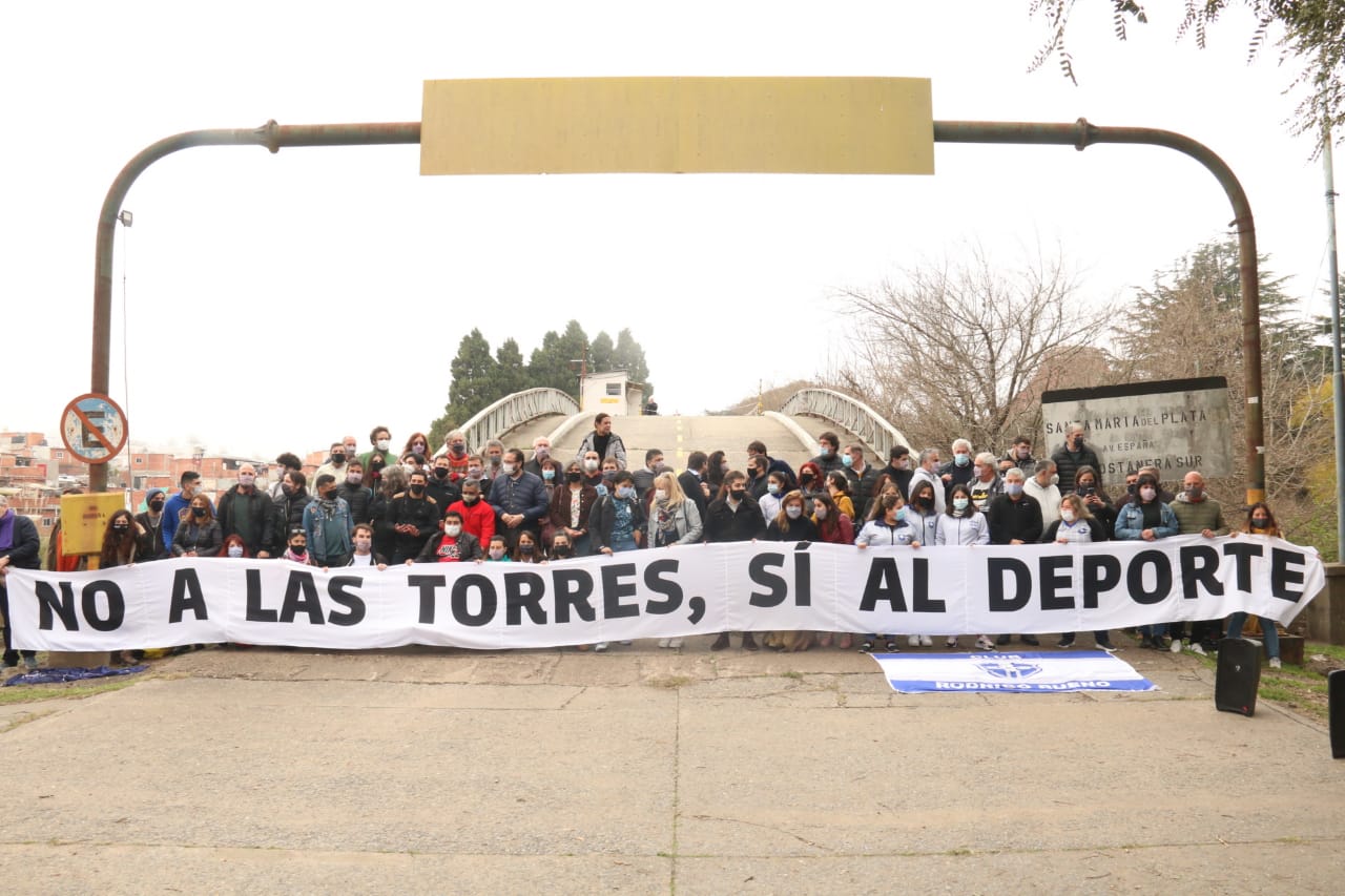 Legisladores del FdT realizaron un abrazo a la ex Ciudad Deportiva de Boca