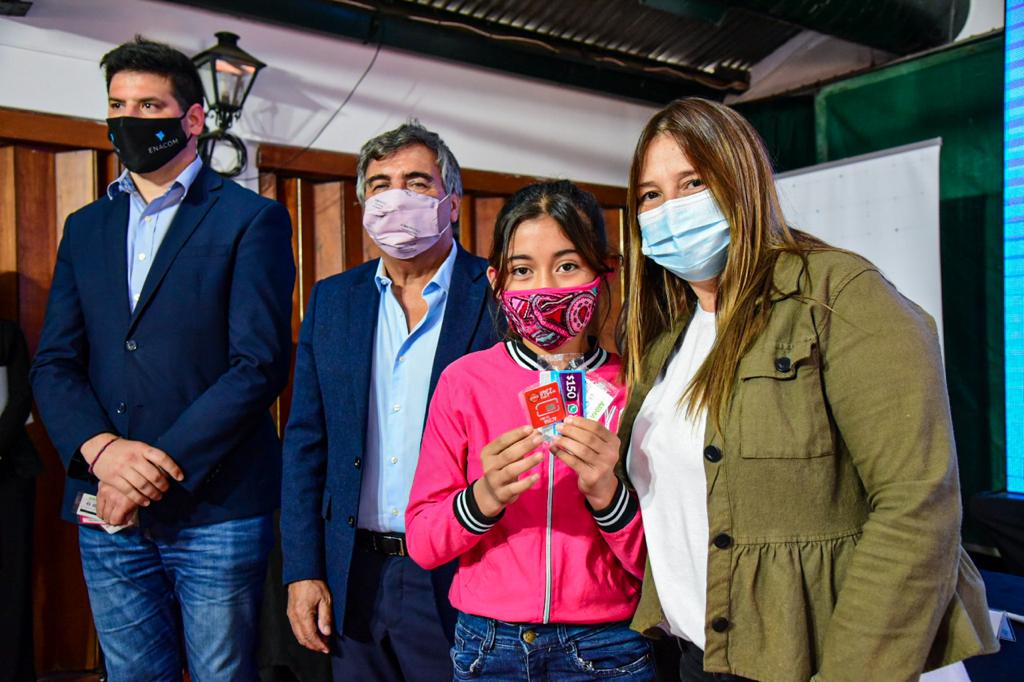 Menéndez y el ENACOM entregaron tarjetas de telefonía celular en Merlo