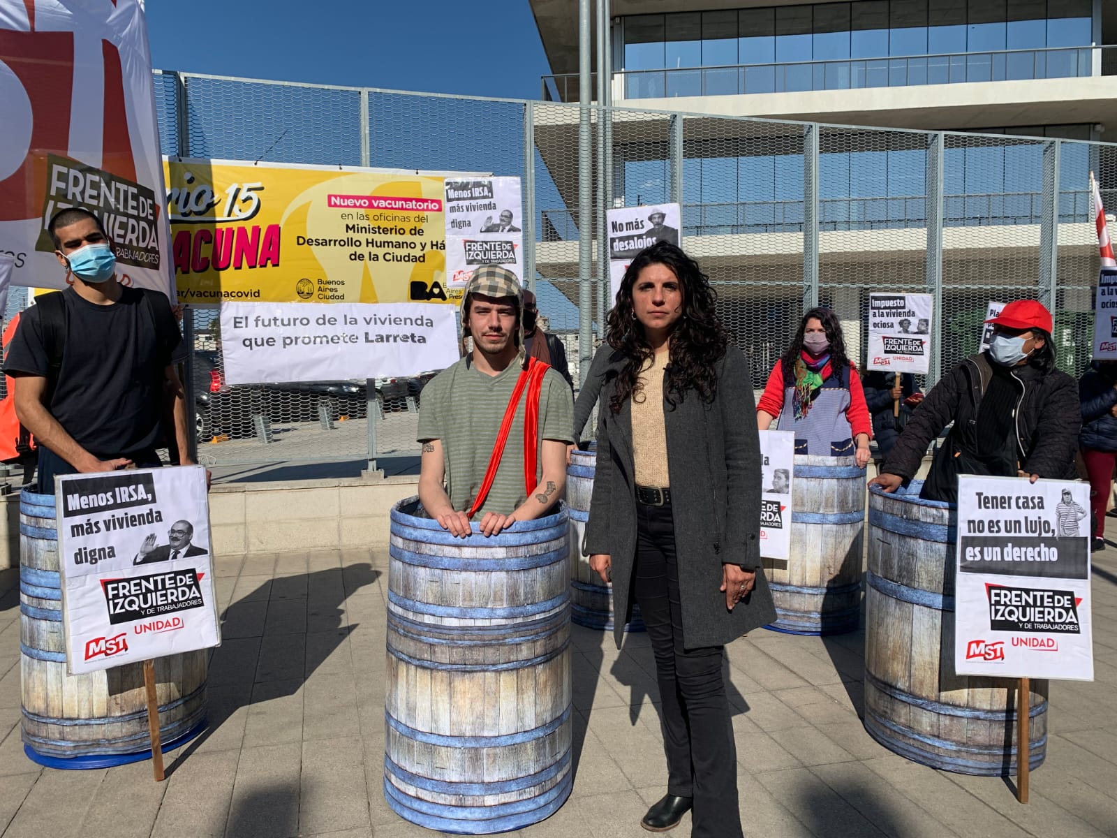 Cele Fierro llevó “el barril del Chavo” al Instituto de la Vivienda de la Ciudad