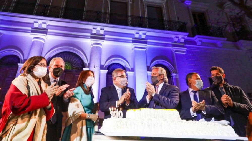 Fernández pidió ir hacia el futuro: "Atrás sólo hay hospitales y escuelas cerradas"