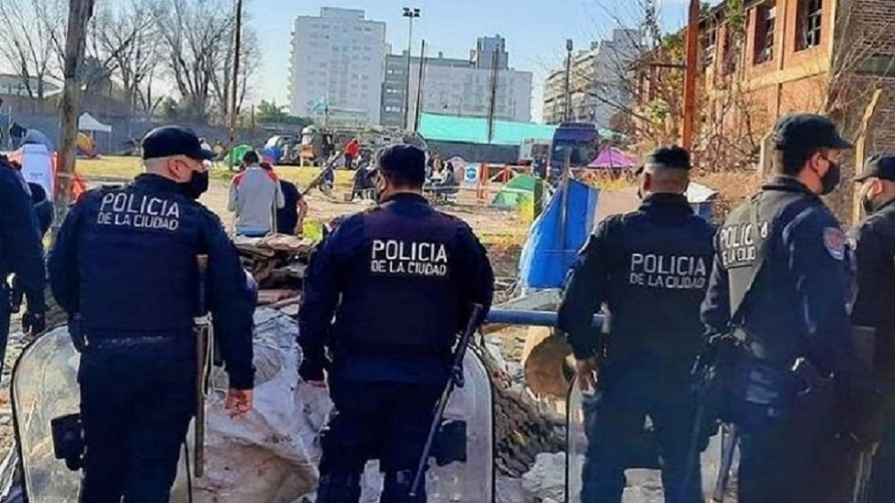 Intentan desalojar a familias que reclaman viviendas en Barracas