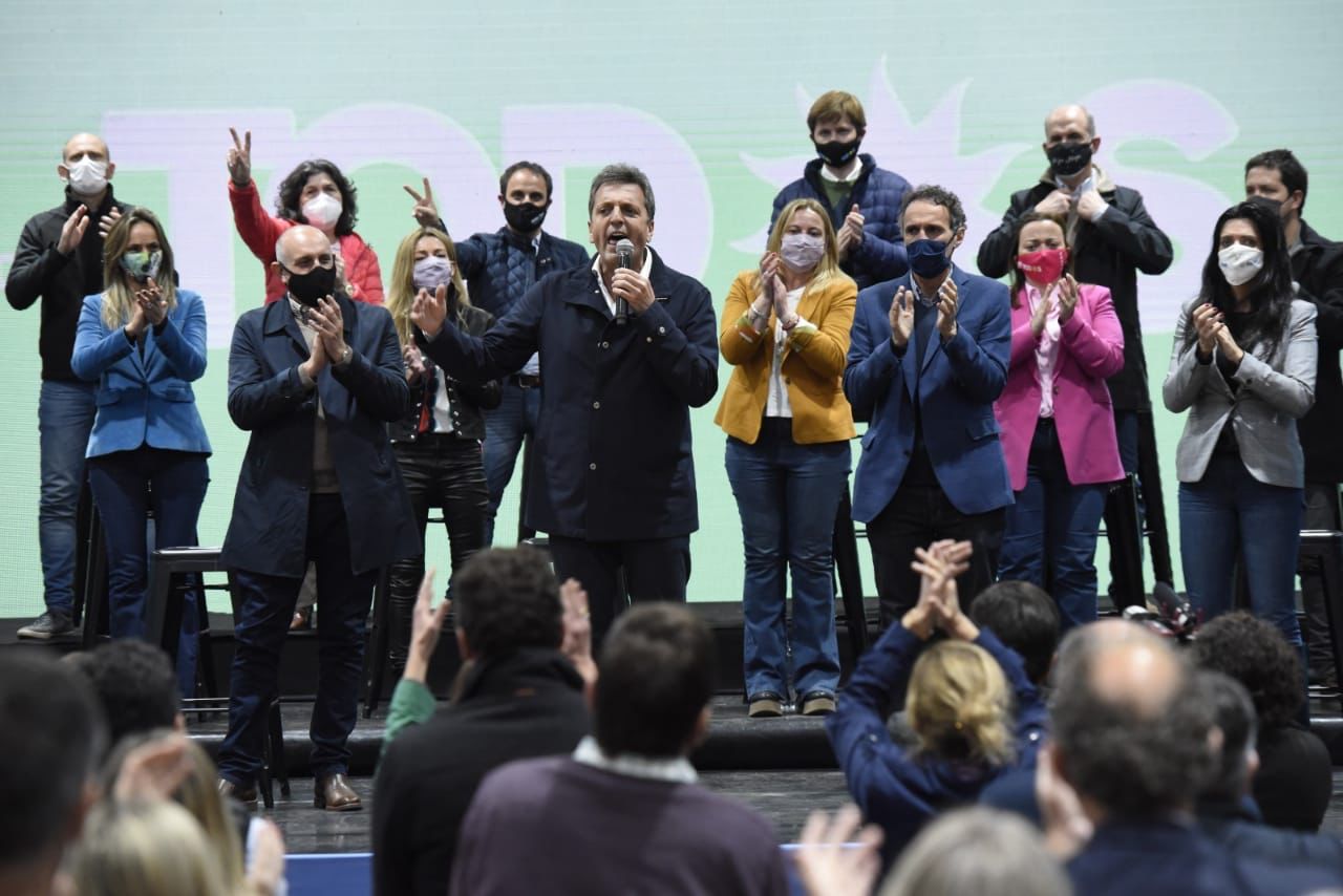 Massa: "El domingo, votamos entre un país de todos o un país para pocos"