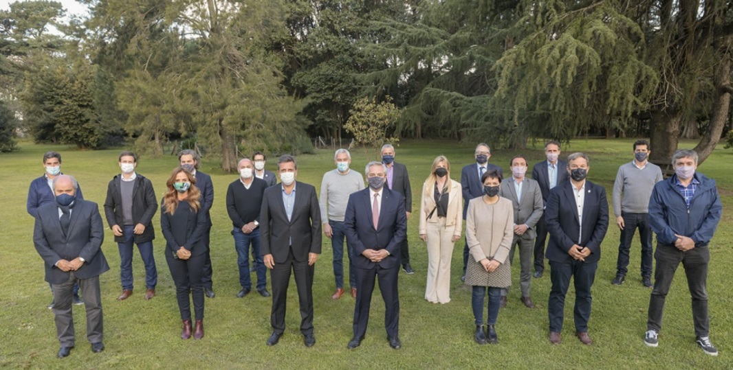 Fernández se reunió con intendentes para "reformular la campaña"