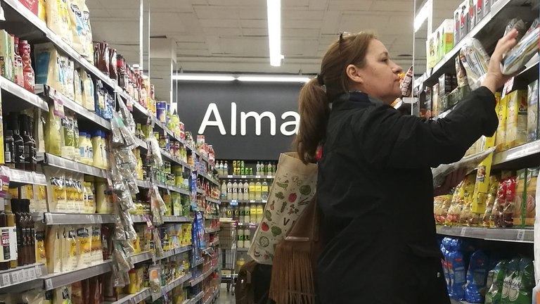 Paula Español se reúne con supermercados para controlar precios