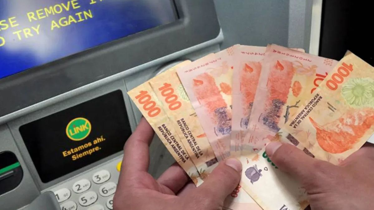 Encuesta: un 65% niega que los salarios le están ganando a la inflación