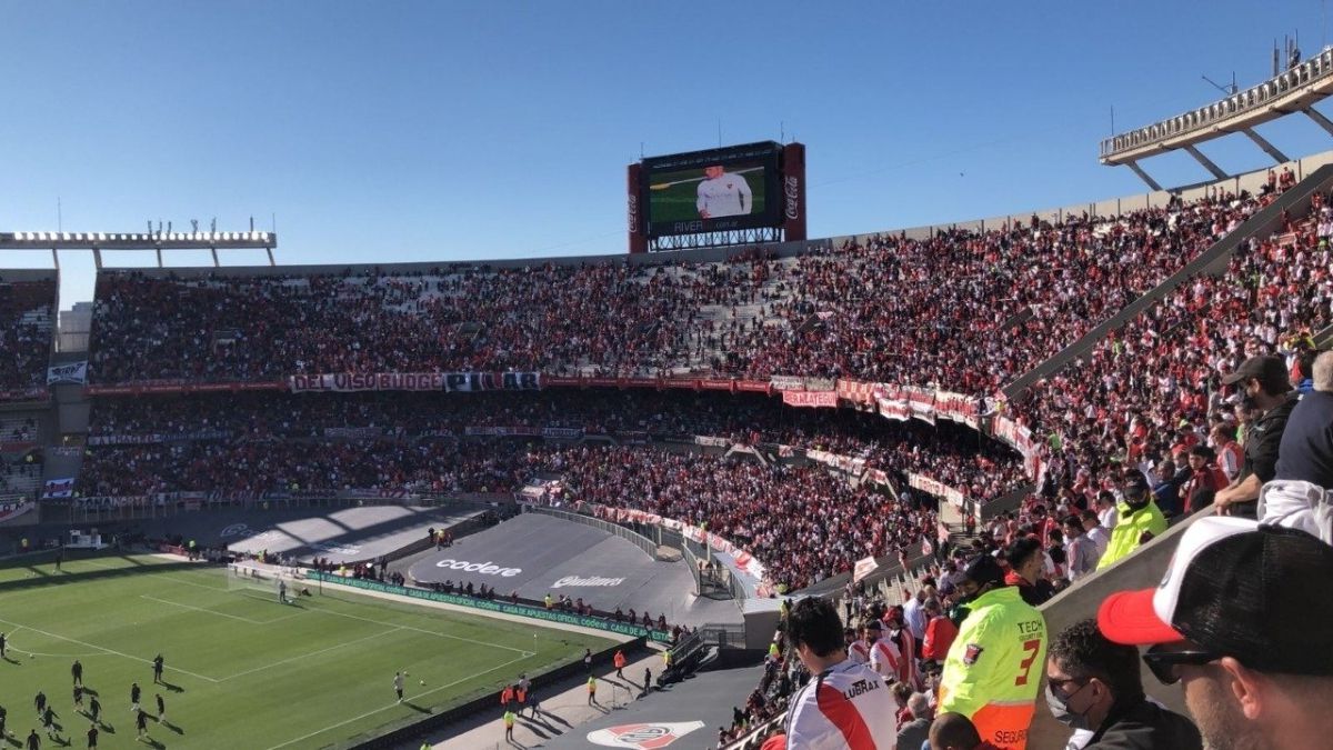 Los clubes que no cumplan con el aforo permitido jugarían sin público