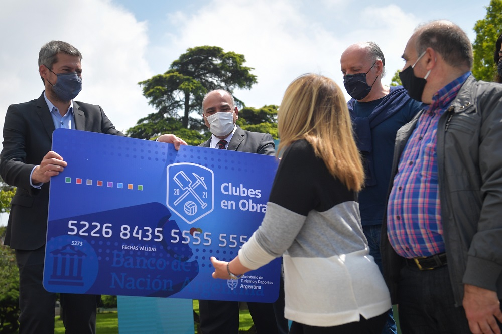 Manzur y Lammens entregaron subsidios a clubes deportivos en CABA