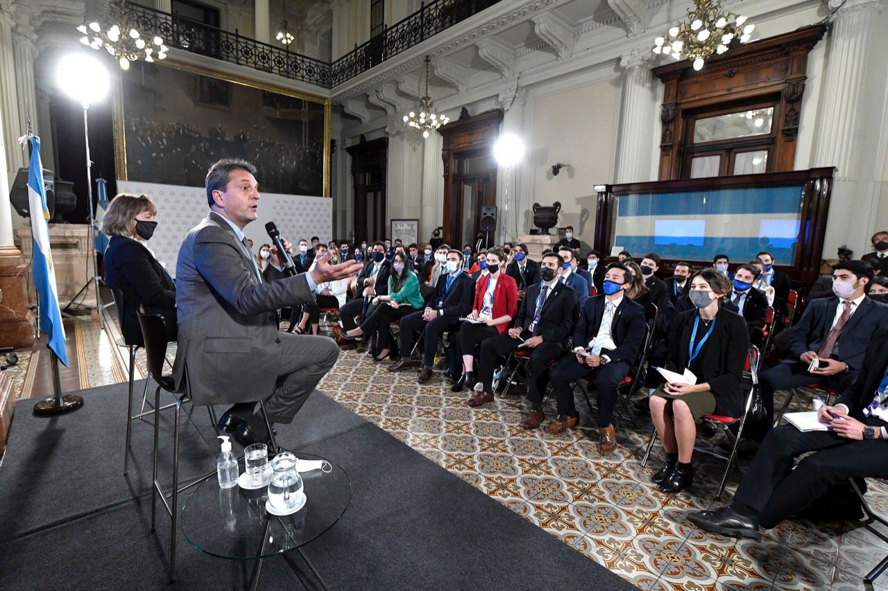 Massa escuchó a jóvenes estudiantes y profesionales de todo el país