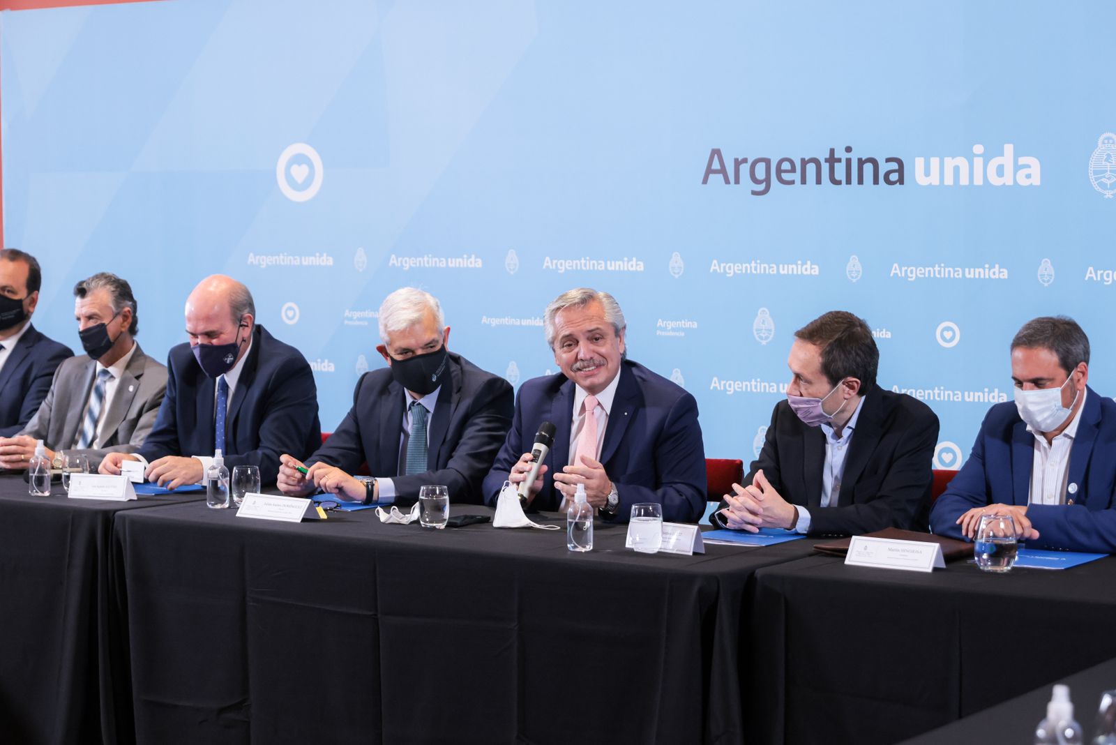 Alberto: “Es el momento de estar sentados todos juntos en la misma mesa”