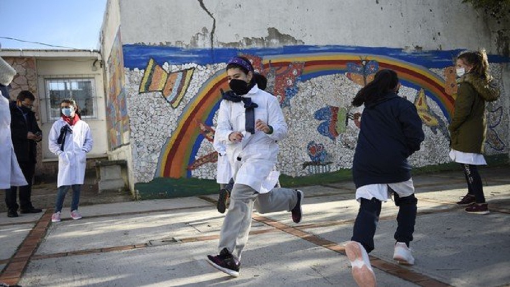 Escuelas porteñas: el barbijo dejaría de ser obligatorio durante los recreos