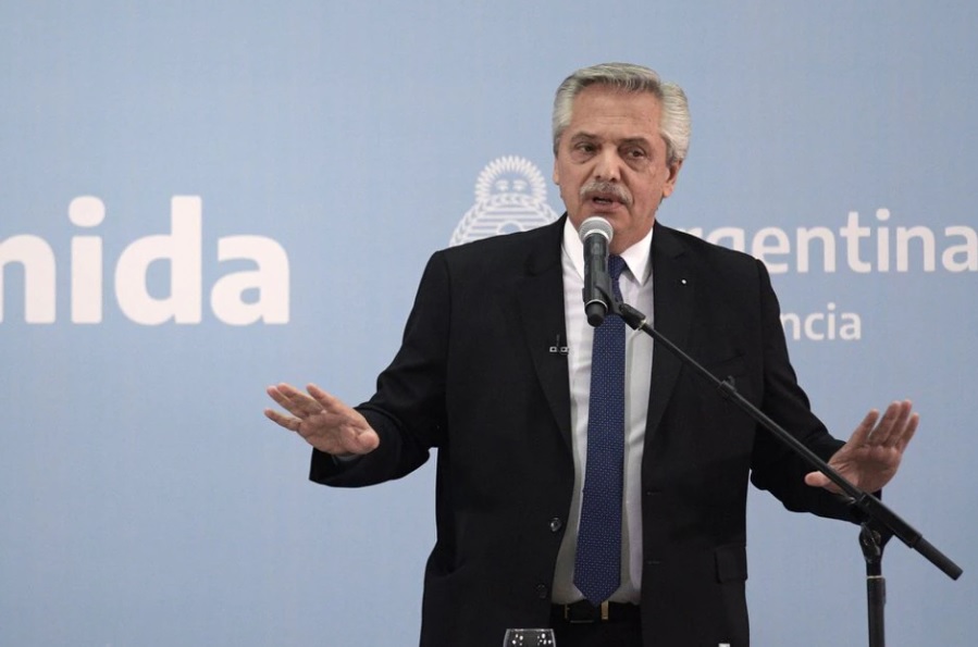 Alberto firmó el DNU para convertir los planes sociales en puestos de trabajo