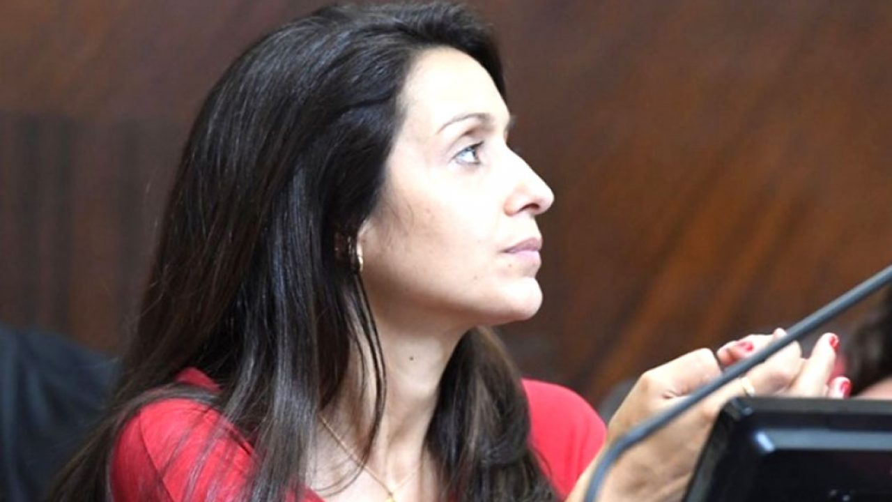 Denuncian que la mujer de Berni aterrizó en helicóptero en una cancha infantil